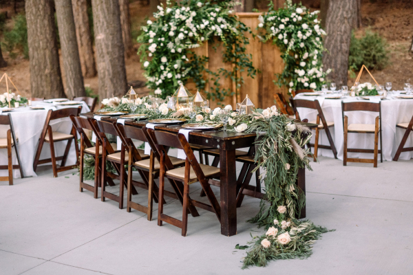 Guest table place settings in SkyParks' outdoor wedding venue.